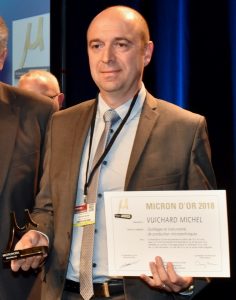 Philippe Vuichard, DG de l'entreprise, recevant un Micron d'Or